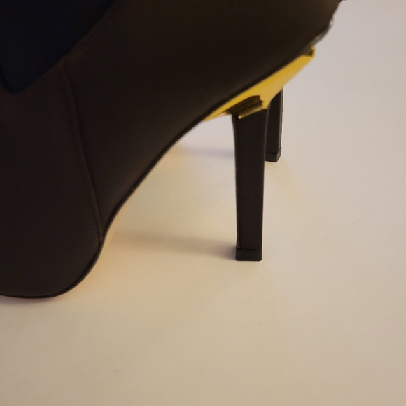NIB Good American Chocolate Neoprene Kickstand High Heeled Ankle Bootie Size 8.5 - Picture 5 of 9